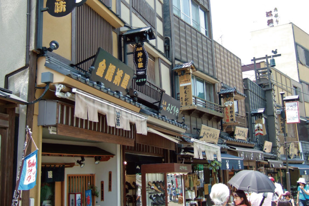 浅草のおもしろ商店街、伝法院通り。