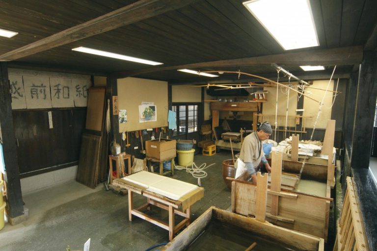 越前和紙の里卯立の工芸館