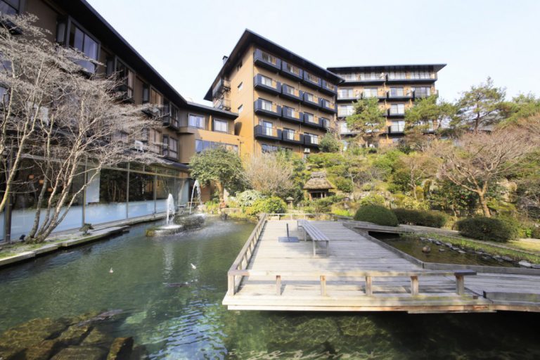 賀茂川荘(庭園からの外観 昼)